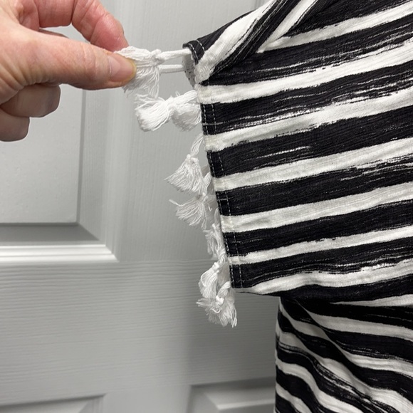 Onque Casual Medium Black & White Striped Hoodie Shirt - Picture 7 of 9